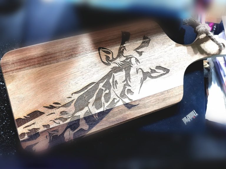 bespoke-acacia-serving-paddle-safari-collection Bespoke laser-engraved acacia serving board with giraffe design from the Safari Collection at Bord Du Lac Artisans.